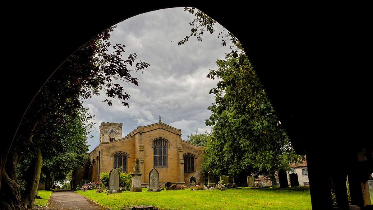 Vista a través de un arco de la iglesia de San Cuthbert en Inglaterra