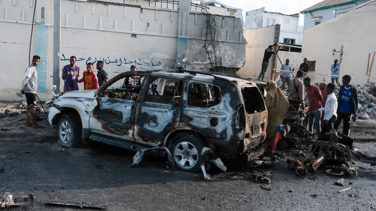 Esta foto tomada el 15 de julio de 2024 muestra el lugar tras un atentado con coche bomba en Mogadiscio, Somalia.