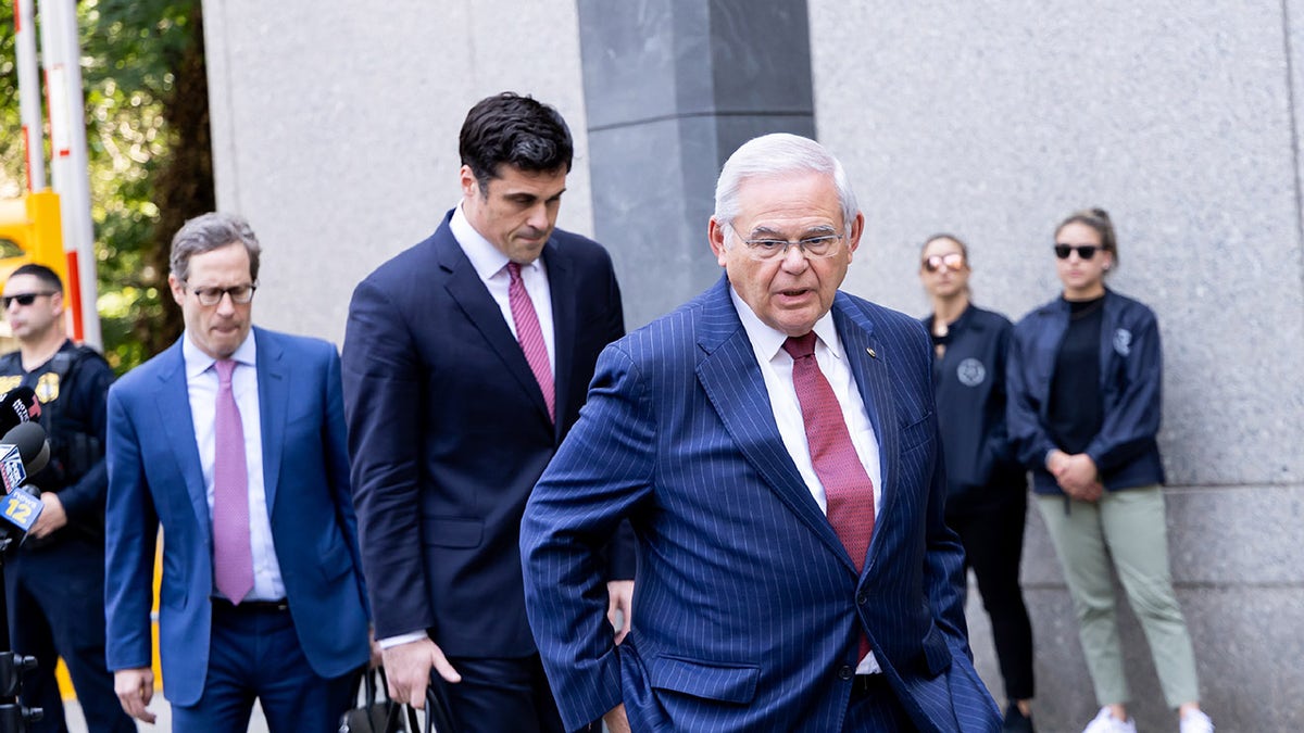 Menendez deixa tribunal federal