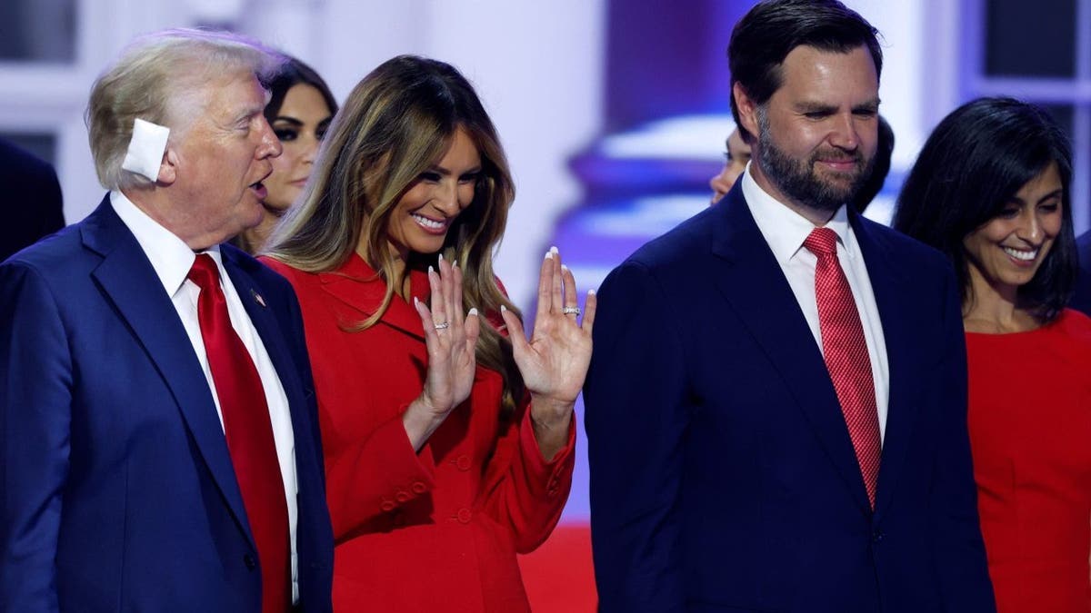 Candidato presidencial republicano, ex presidente de EE.UU. Donald Trump, ex primera dama Melania Trump, candidata republicana a la vicepresidencia, senador de EE.UU. J.D. Vance (republicano de Ohio), Usha Chilukuri Vance, esposa de J.D. Vance.