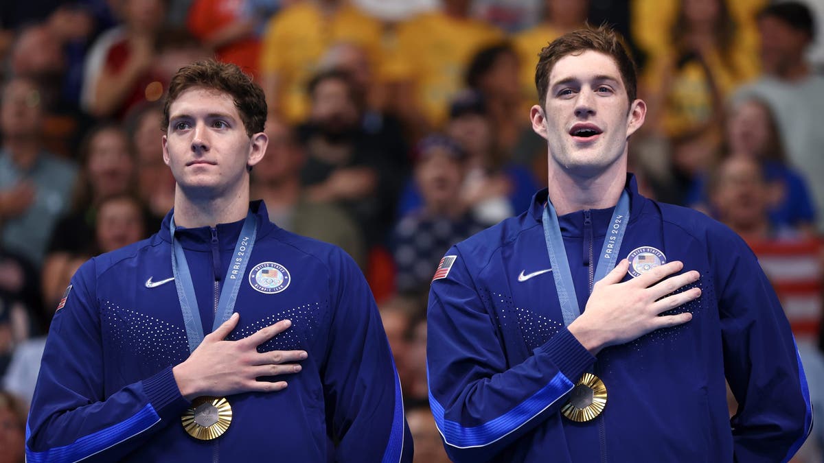 Hunter Armstrong olimpiadas mano sobre el corazón