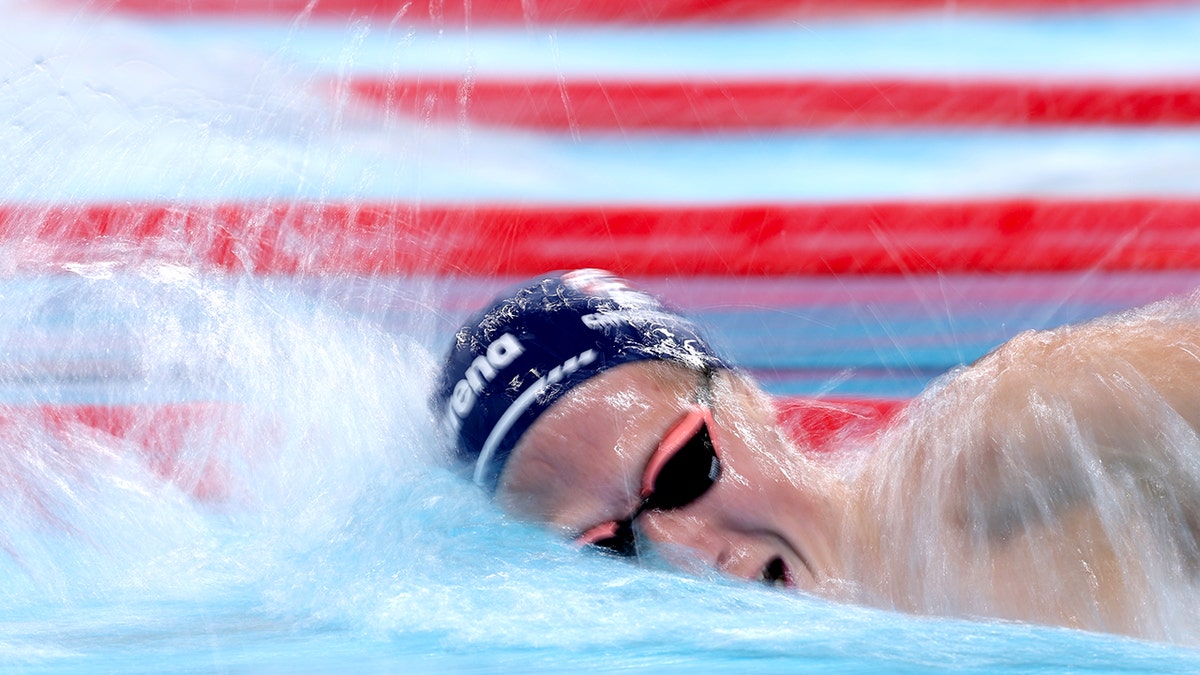  Henrik Christiansen, del equipo noruego, compite en las series de 800 metros libres masculinos durante la tercera jornada de los Juegos Olímpicos.