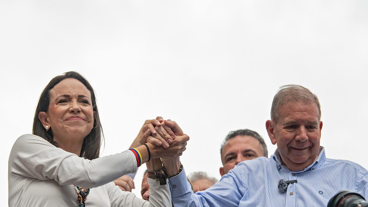 La líder opositora María Corina Machado y el candidato presidencial opositor Edmundo González tomados de la mano