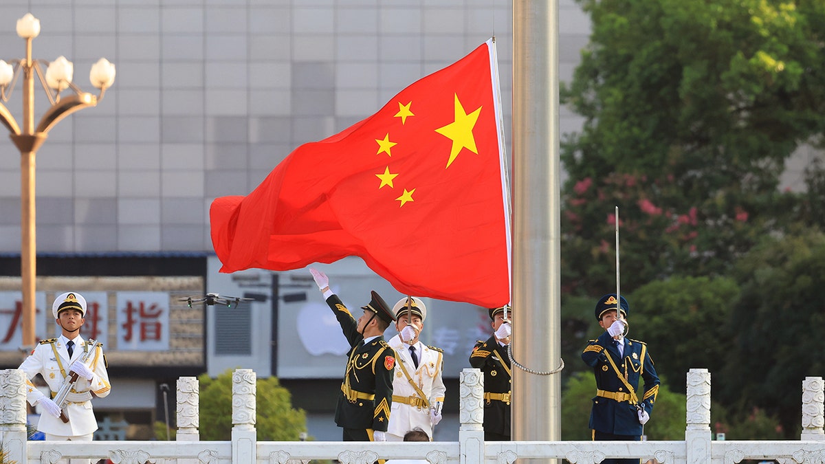 Fuerzas militares chinas rodean la bandera china