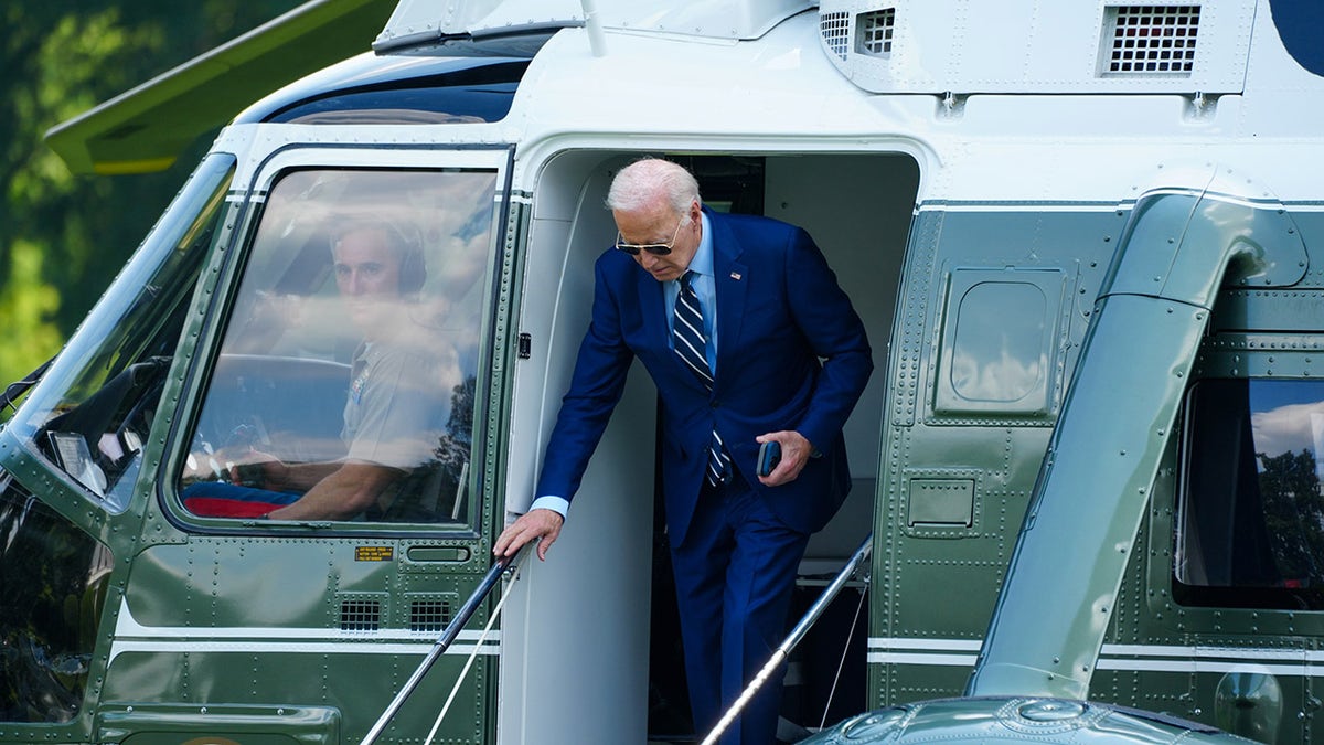 Biden gets off Marine One