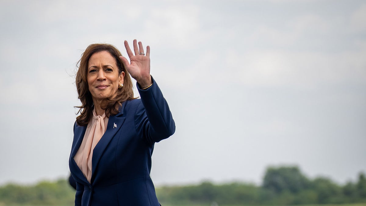 Kamala Harris di Philadelphia melambaikan tangan