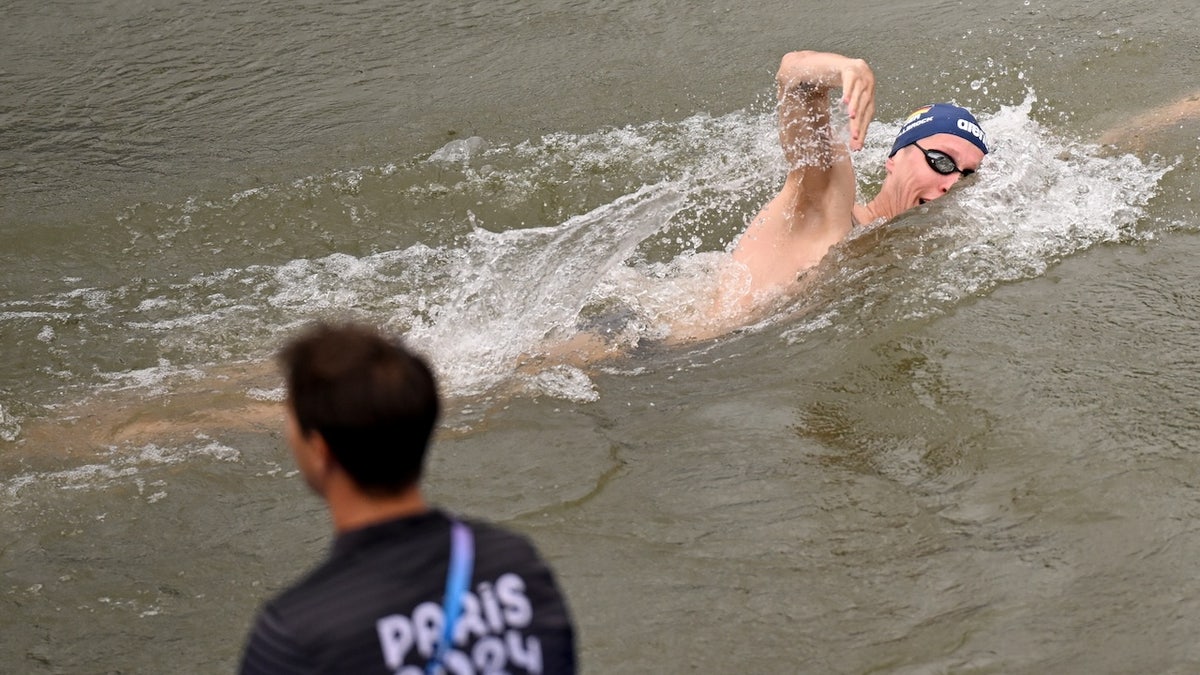 Florian Wellbrock, de Alemania, nada en el Sena.