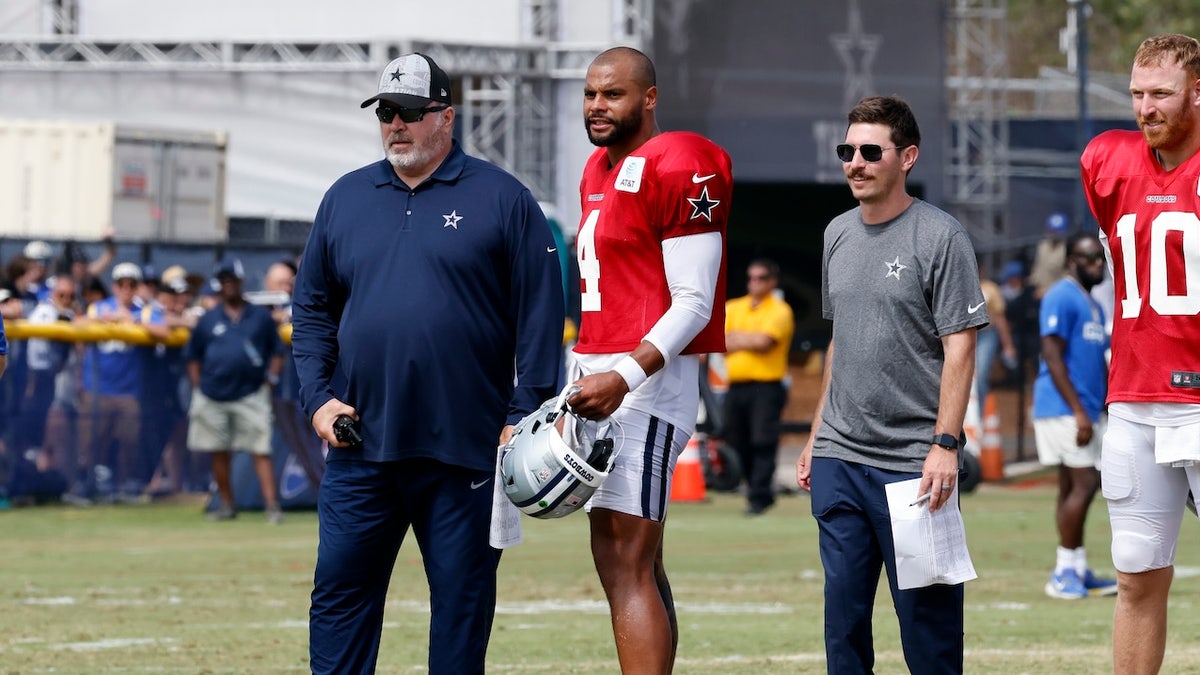 O treinador principal Mike McCarthy do Dallas Cowboys e o quarterback Dak Prescott.