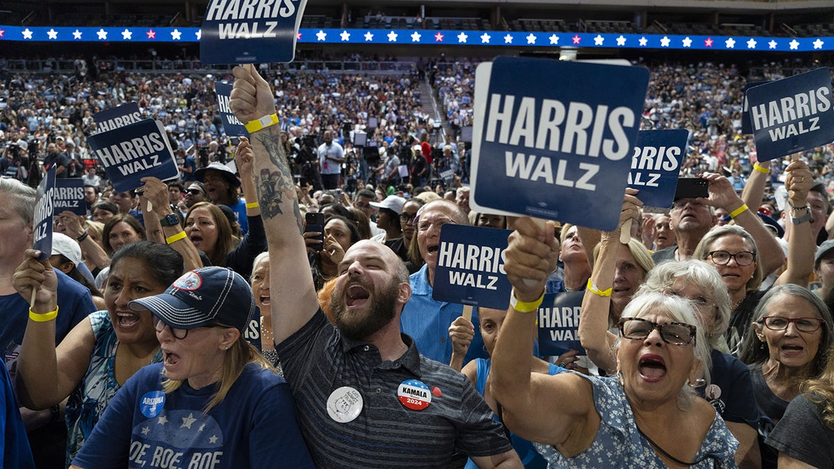 Manifestantes de Harris en las afueras de Phoenix