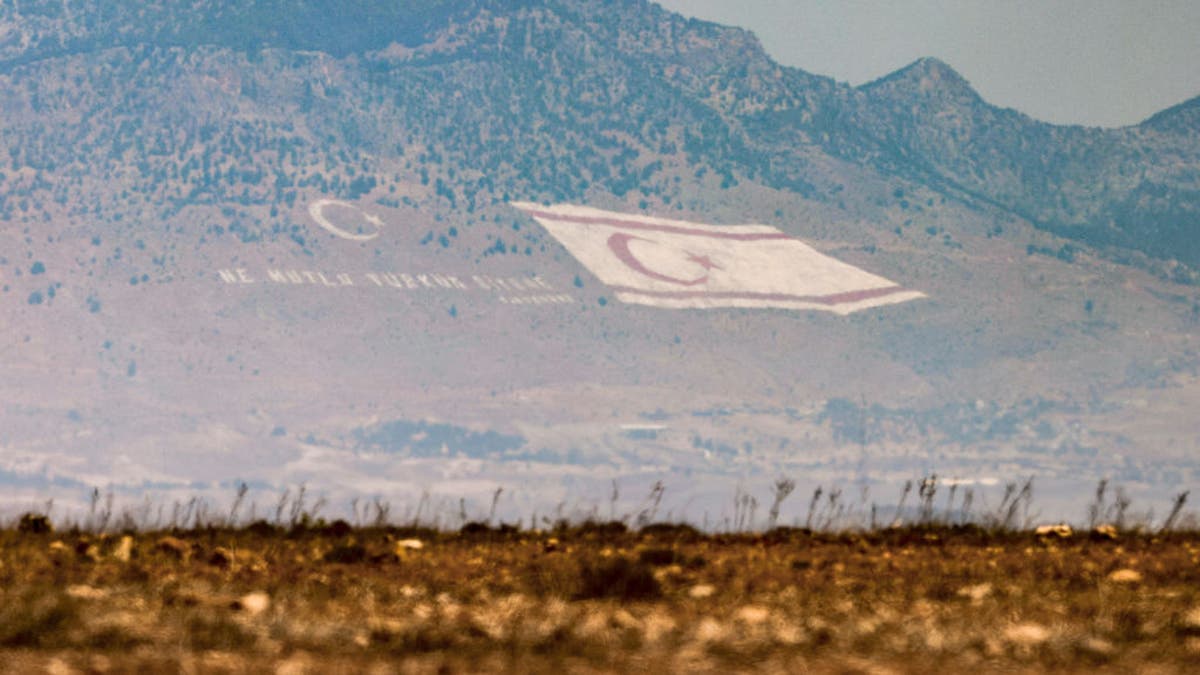 Réplica de la bandera turca en Chipre