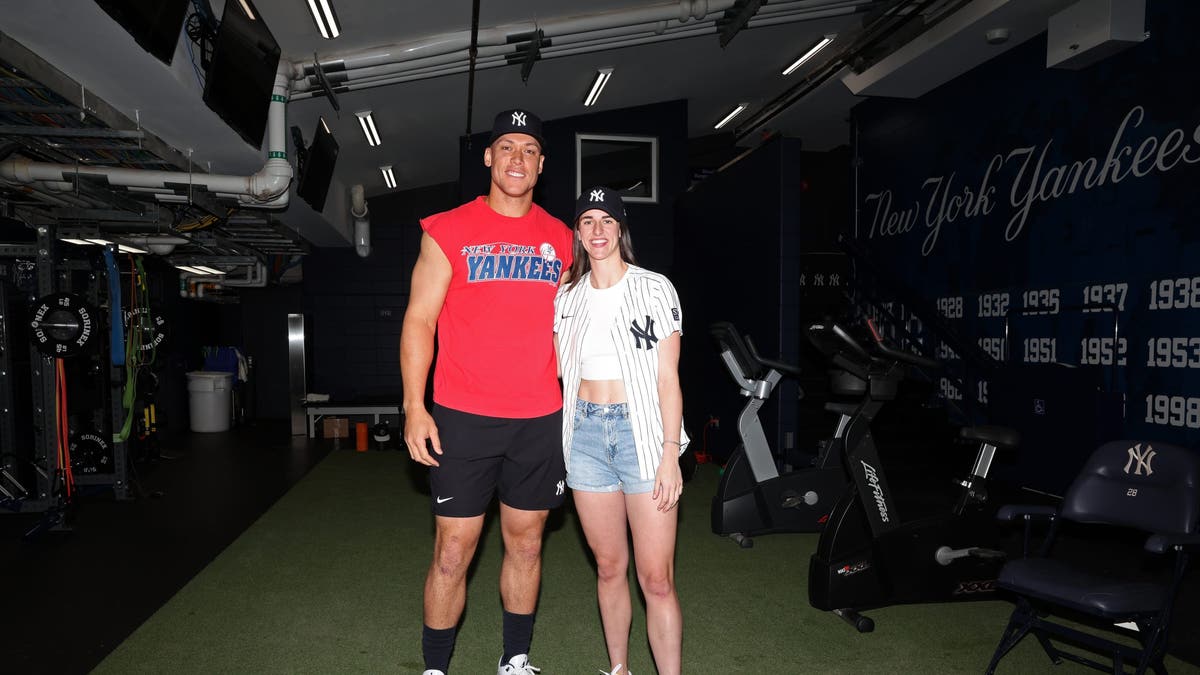 Aaron Judge e Caitlin Clark posam para uma foto.