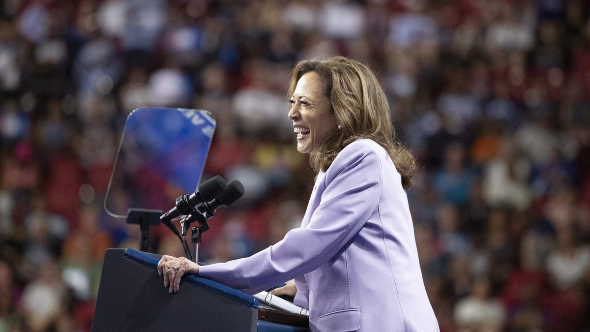 La vicepresidenta Kamala Harris habla durante un mitin de campaña en la Universidad de Nevada, en Las Vegas, el sábado (Ronda Churchill/AFP vía Getty Images)