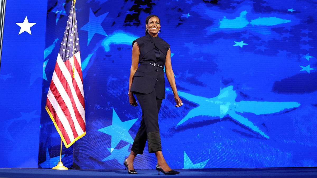 Michelle Obama lleva un traje pantalón al DNC