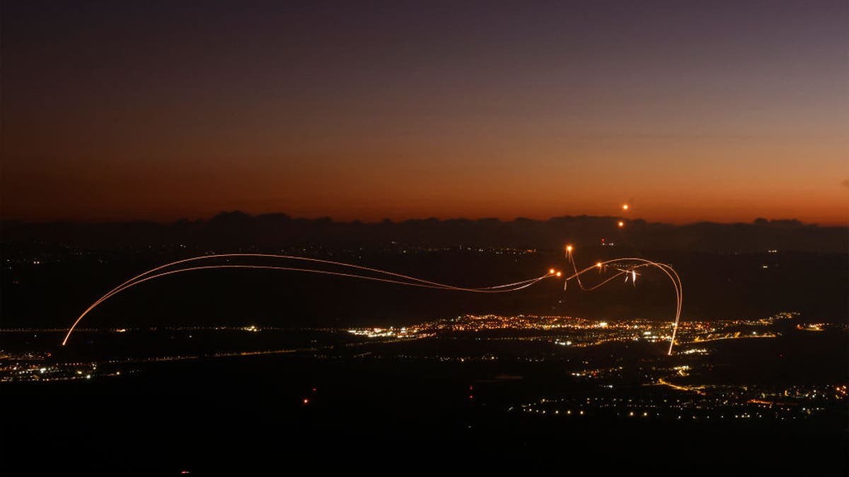 Cohetes disparados desde el sur del Líbano son interceptados por el sistema de defensa antiaérea israelí Cúpula de Hierro sobre la región de la Alta Galilea, en el norte de Israel, el 23 de agosto de 2024. 