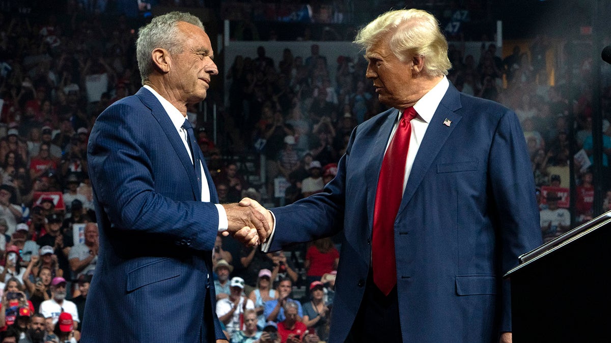 RFK Jr. no palco com Trump em comício no Arizona