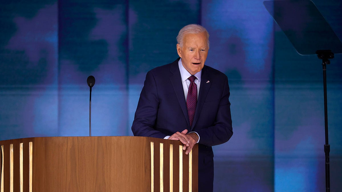 Biden durante una prueba del escenario del DNC