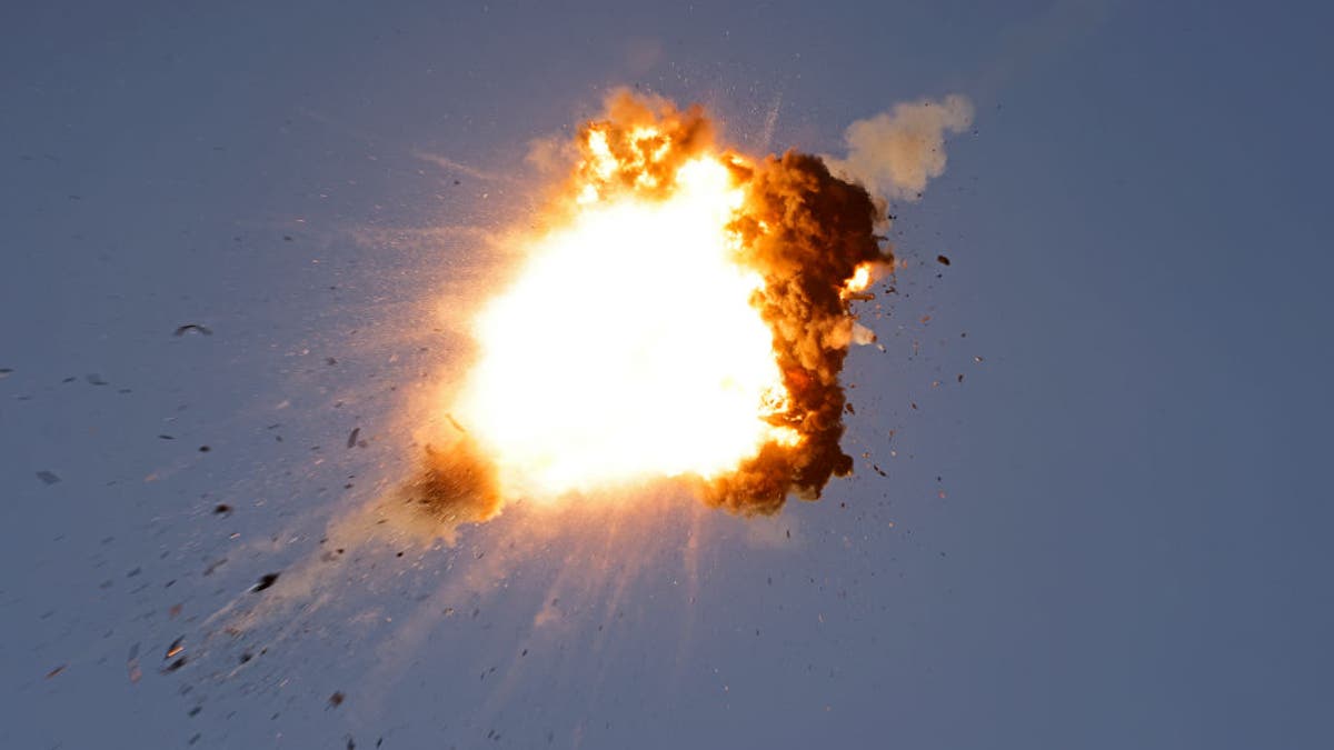 TOPSHOT - Esta foto tomada desde una posición en el norte de Israel muestra un UAV de Hezbollah interceptado por las fuerzas aéreas israelíes sobre el norte de Israel el 25 de agosto de 2024. El ejército israelí anunció a principios del 25 de agosto de 2024 que estaba realizando ataques preventivos en el Líbano después de detectar preparativos para 