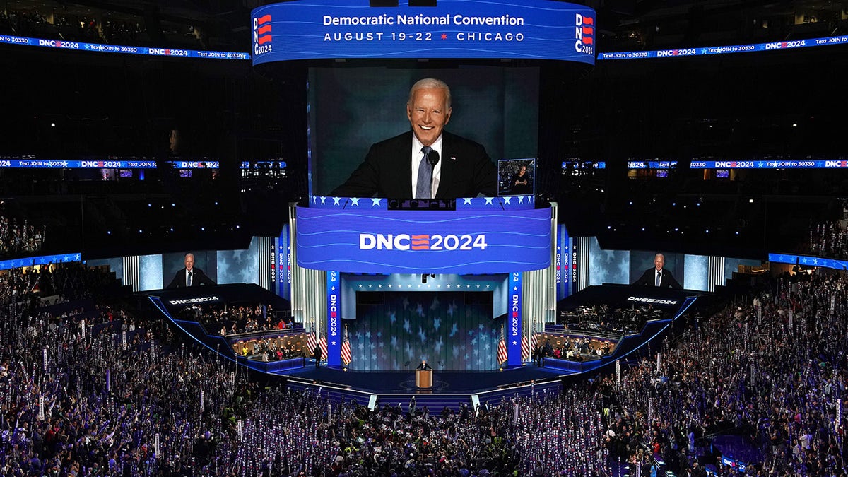 Biden se dirige al DNC y se le ve en una gran pantalla