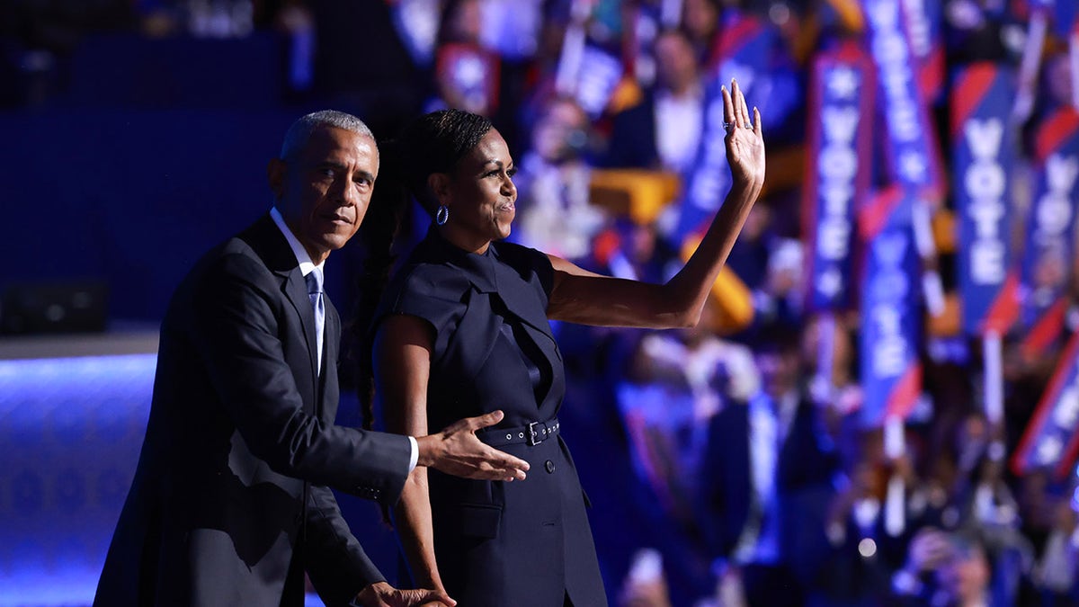 Los Obama en el escenario del DNC