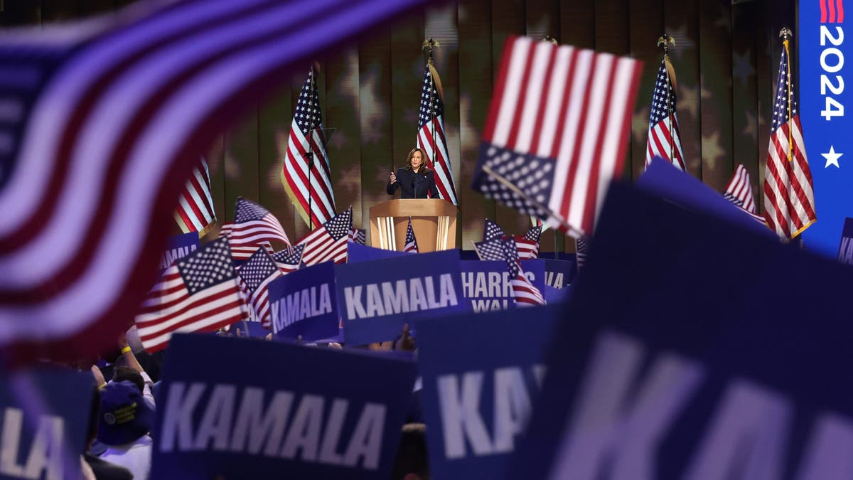 CHICAGO, ILLINOIS - 22 DE AGOSTO: La candidata presidencial demócrata, la vicepresidenta Kamala Harris, habla en el escenario durante el último día de la Convención Nacional Demócrata en el United Center el 22 de agosto de 2024 en Chicago, Illinois. Delegados, políticos y simpatizantes del Partido Demócrata se reúnen en Chicago, mientras la actual vicepresidenta Kamala Harris es nombrada candidata presidencial de su partido. El DNC se celebra del 19 al 22 de agosto. (Foto de Alex Wong/Getty Images)