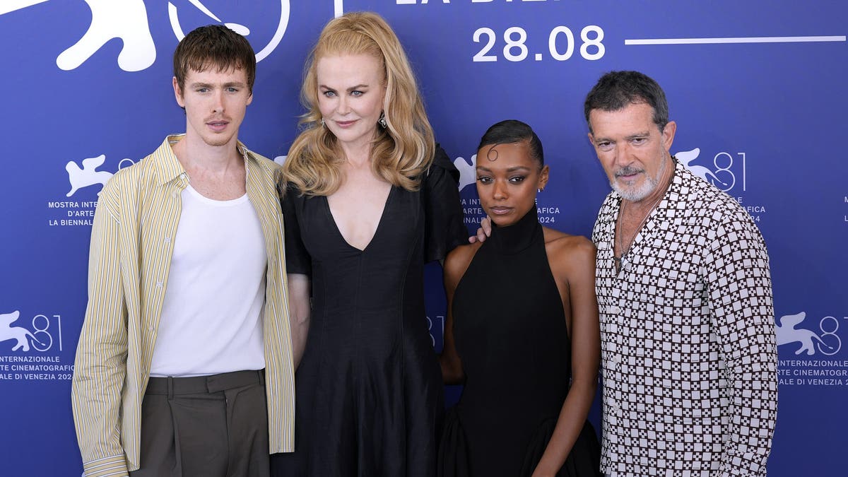 antonio banderas, nicole kidman, harris dickinson, sophie wilde saat pemutaran film di venice