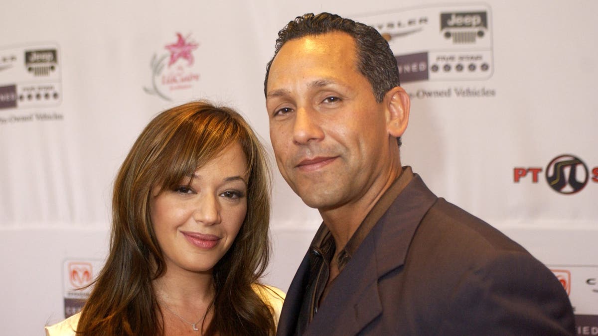 Una foto de Leah Remini y Angelo Pagan