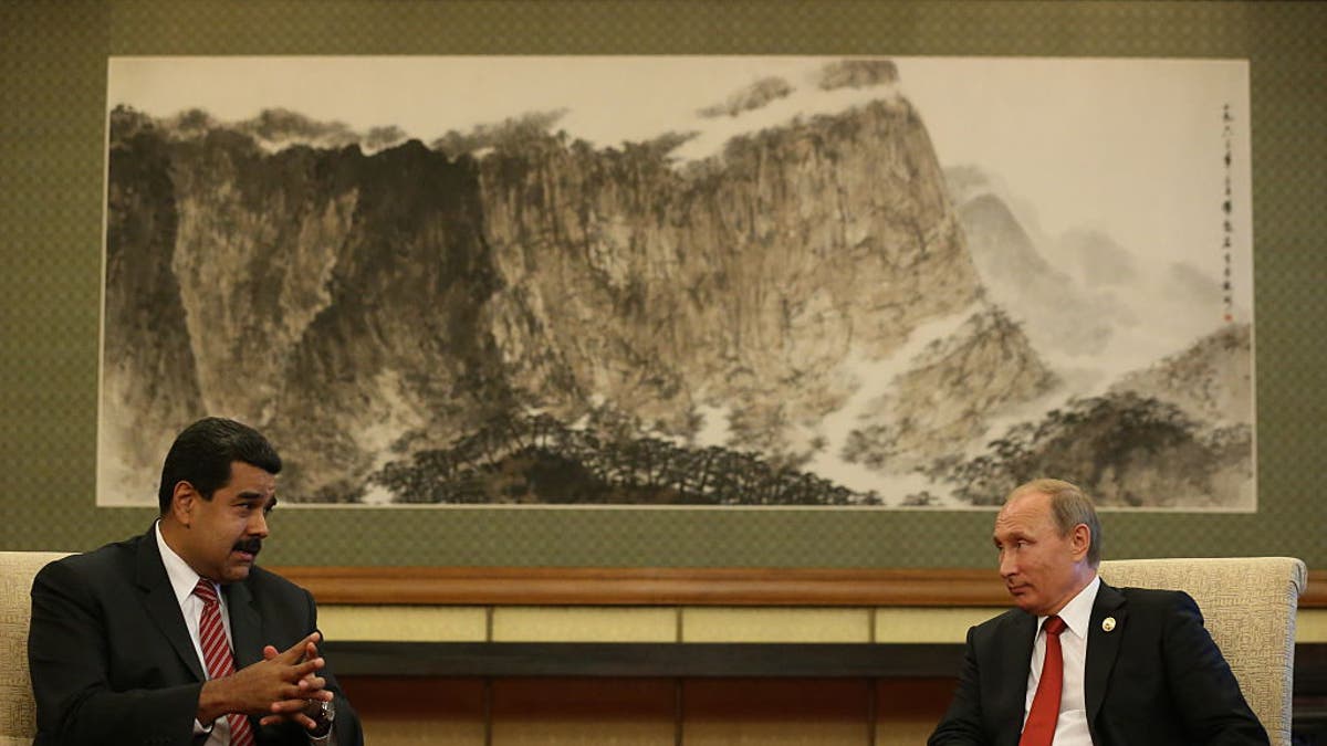 El presidente ruso, Vladimir Putin, a la derecha, y el presidente venezolano, Nicolás Maduro, hablan en una reunión bilateral el 3 de septiembre de 2015 en Beijing.