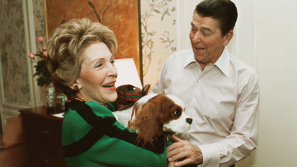 el presidente ronald reagan, nancy reagan y el perro rex