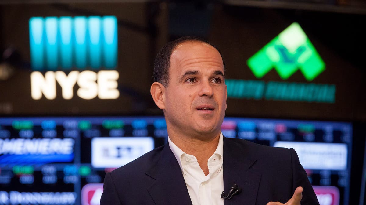 Marcus Lemonis habla desde el hemiciclo de la NYSE