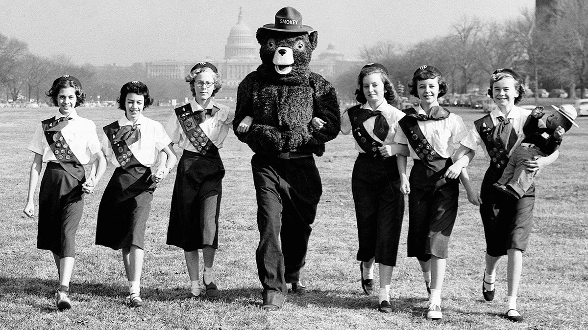 El Oso Smokey con las Girl Scouts de Maryland frente al Capitolio.