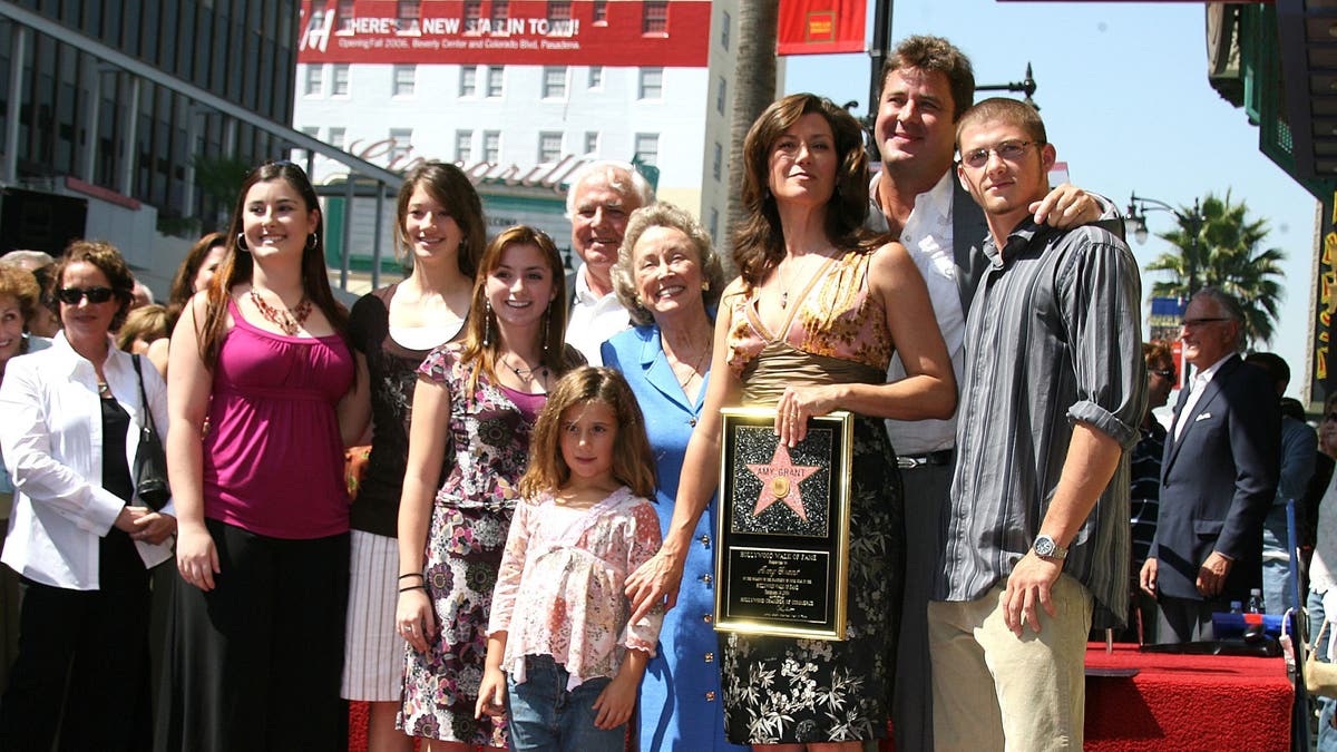 vince gill, amy grant y sus hijos en su ceremonia del paseo de la fama de hollywood