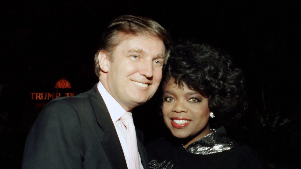 Pengusaha Donald Trump dan Oprah Winfrey di Tyson vs Holmes Convention Hall di Atlantic City, New Jersey.