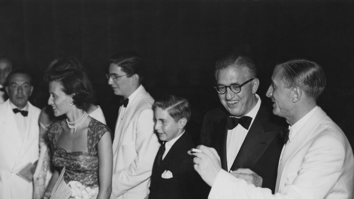 David O. Selzner di Festival Film Venesia bersama putra-putranya Daniel dan Jeffrey pada tahun 1949.