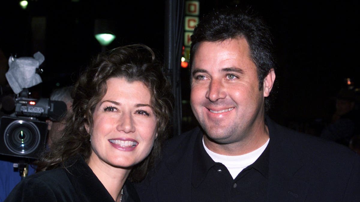 vince gill y amy grant sonríen en una foto de 2000