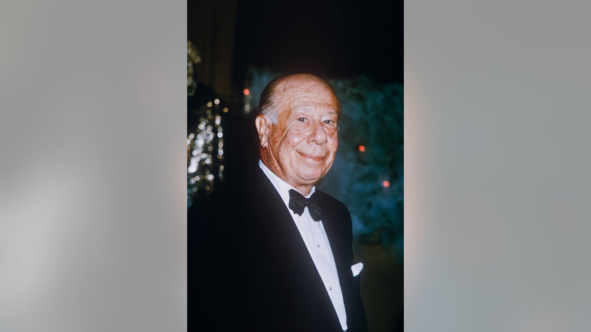 Bert Lahr de esmoquin sonriendo