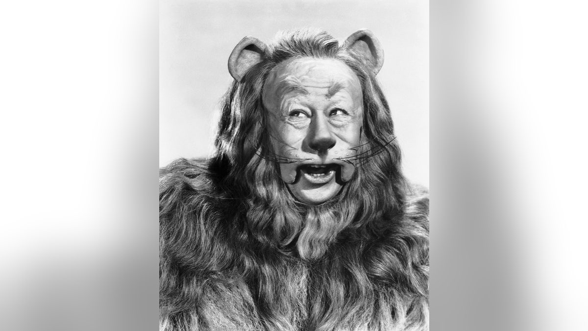 Primer plano de Bert Lahr como el León Cobarde.