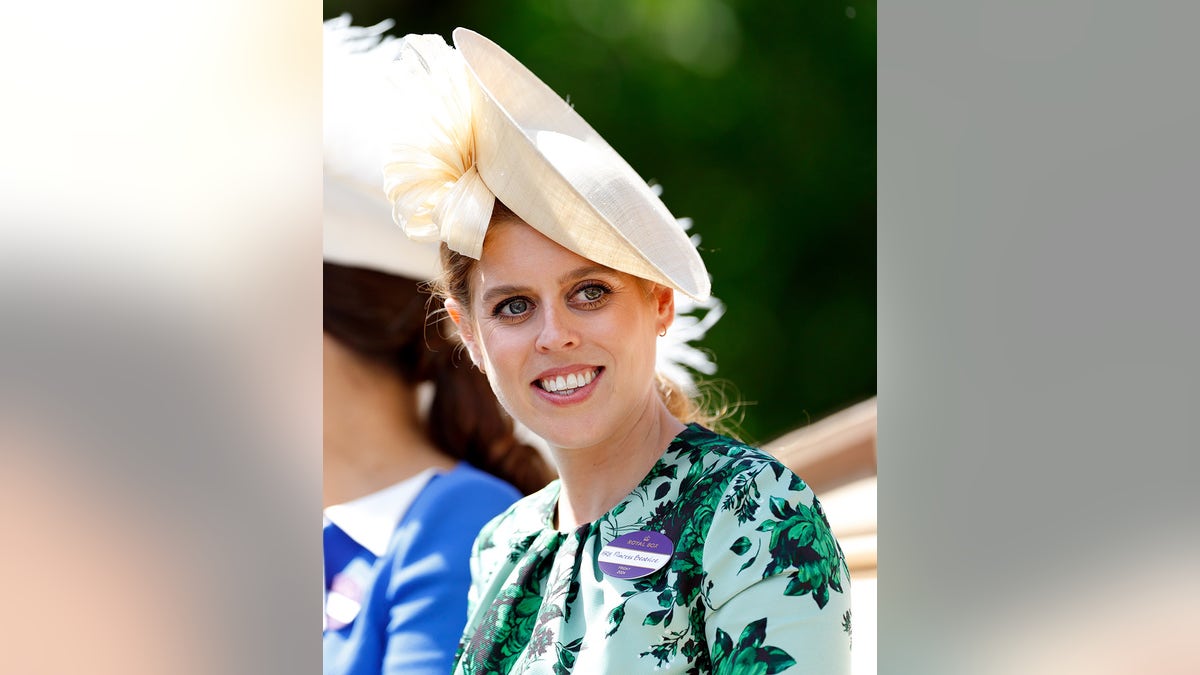 La Princesa Beatriz con un vestido floral verde y un fascinador