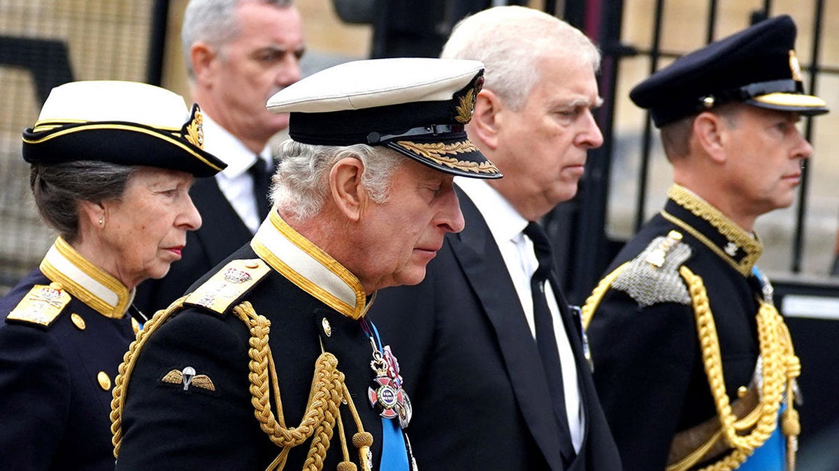 El príncipe Andrés marchando junto a sus hermanos durante el funeral de la reina Isabel II.