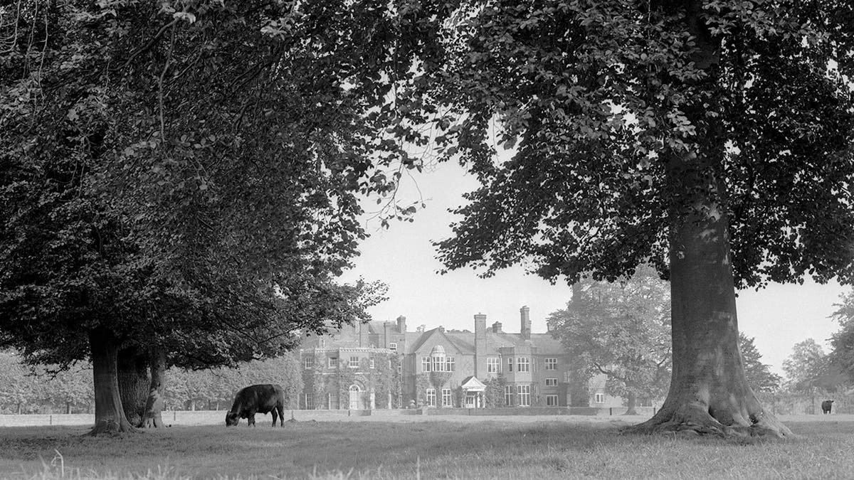 Una foto de época en blanco y negro de Royal Lodge.