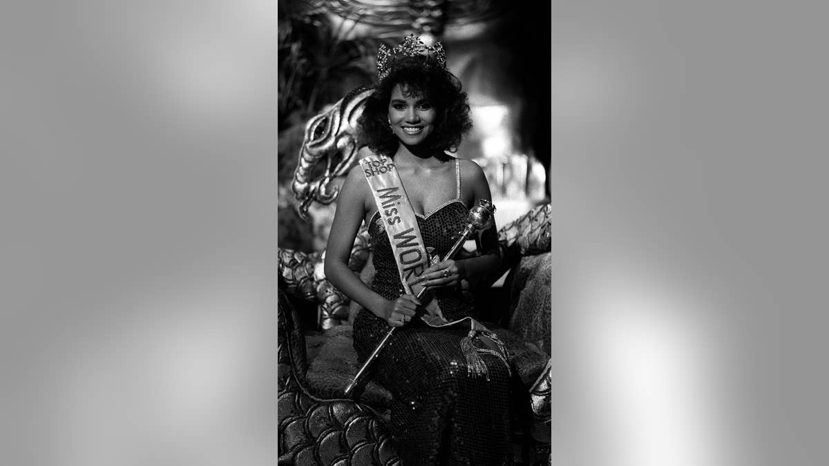 Foto en blanco y negro de Halle Berry con su traje de Miss Mundo en 1986