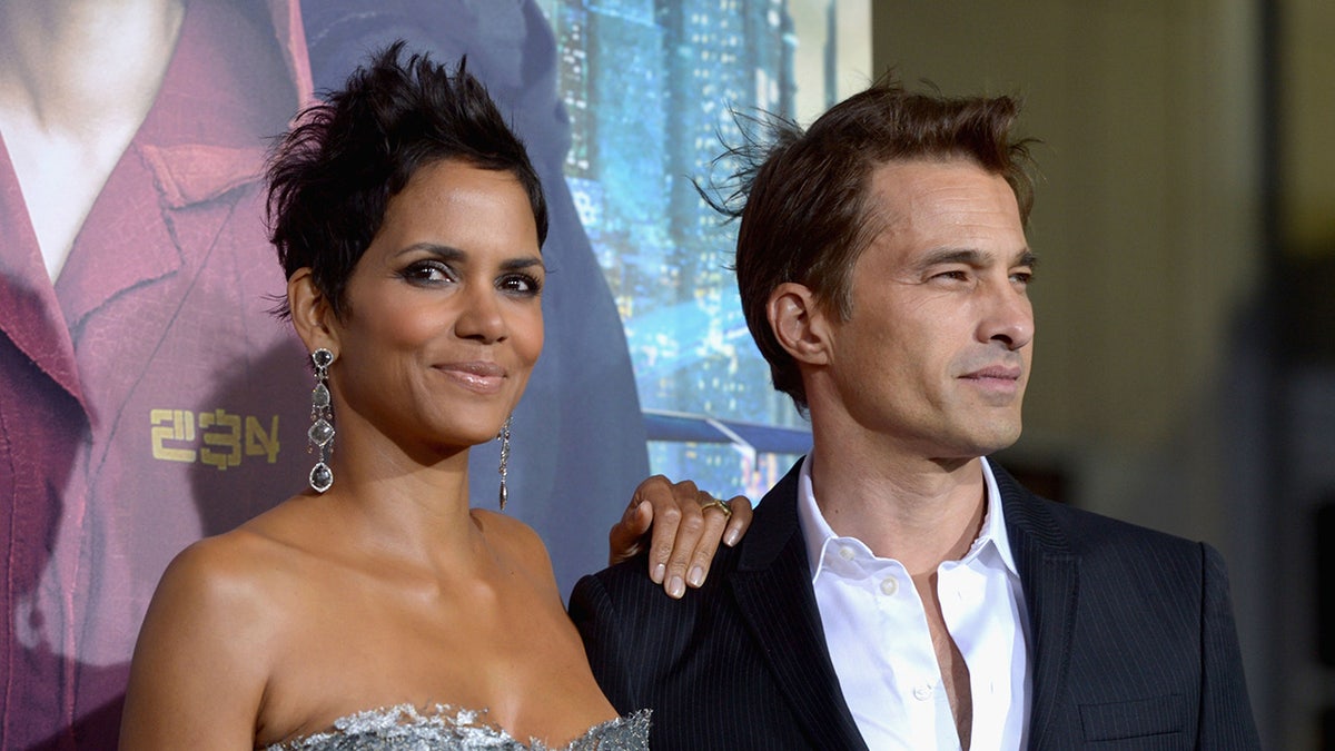 Halle Berry y Olivier Martinez posando juntos