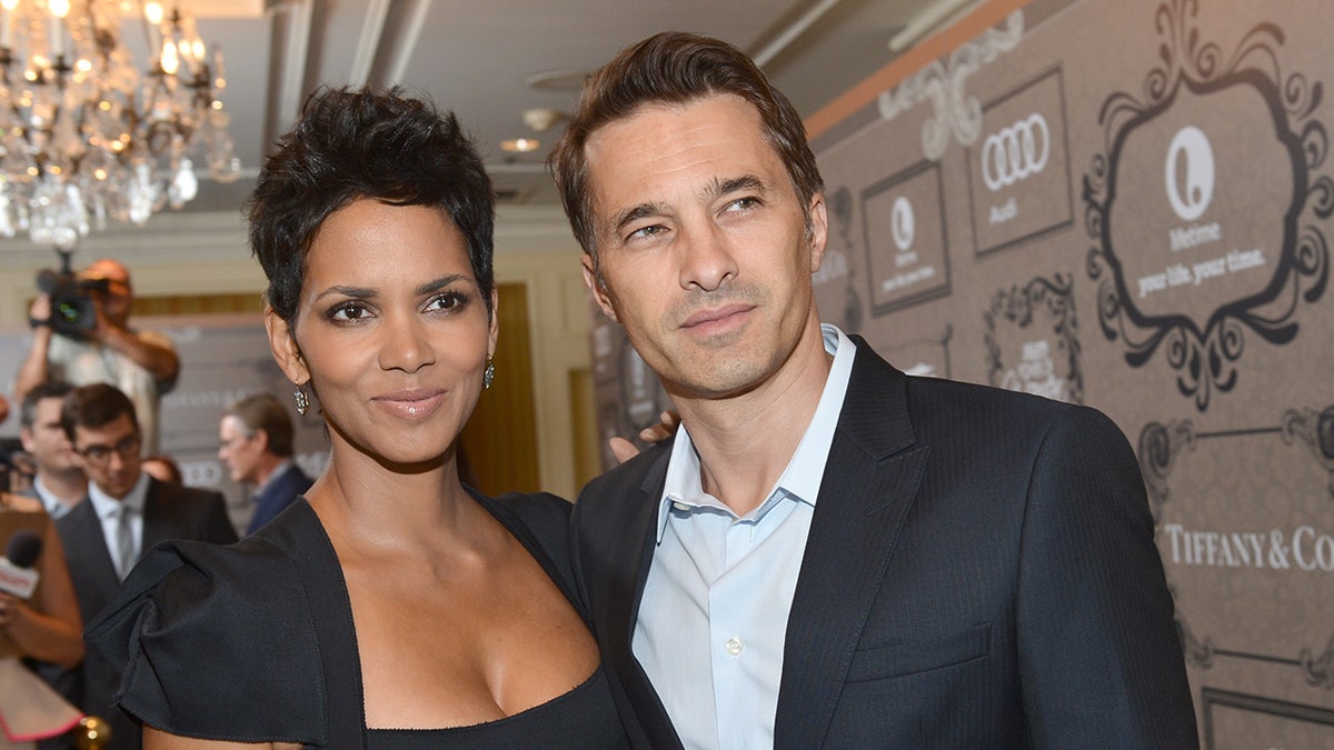 Halle Berry and Olivier Martinez standing together