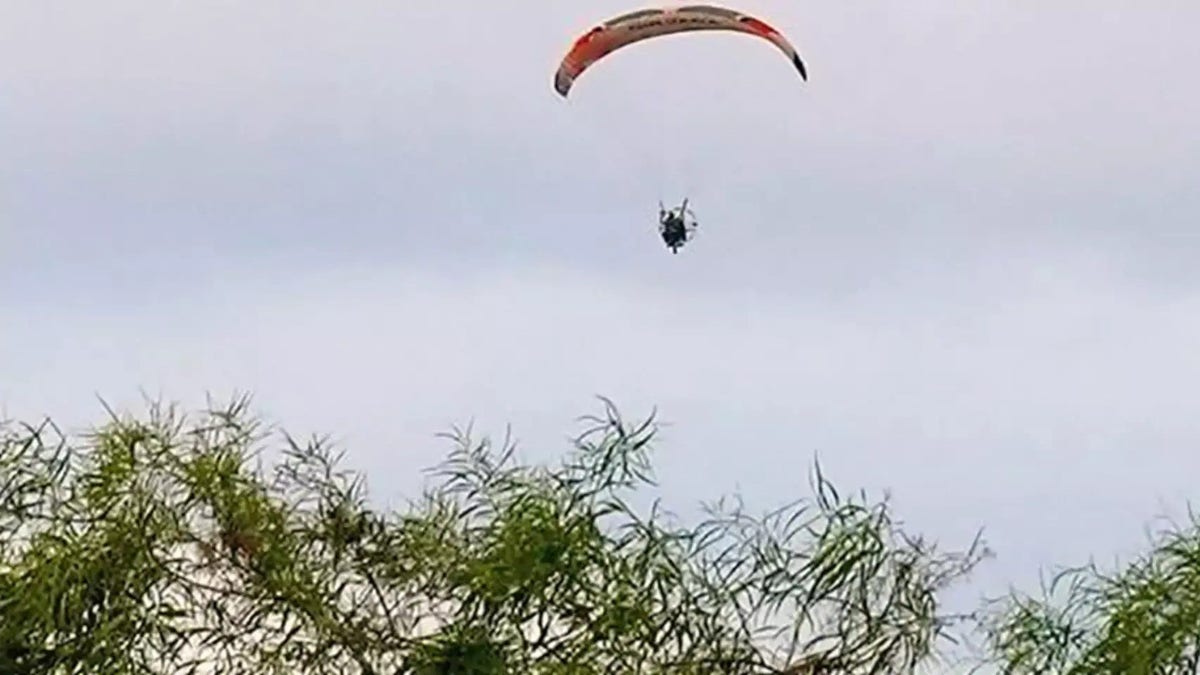 Un presunto terrorista de Hamás volando sobre Gaza como parte de la unidad especializada del grupo terrorista.