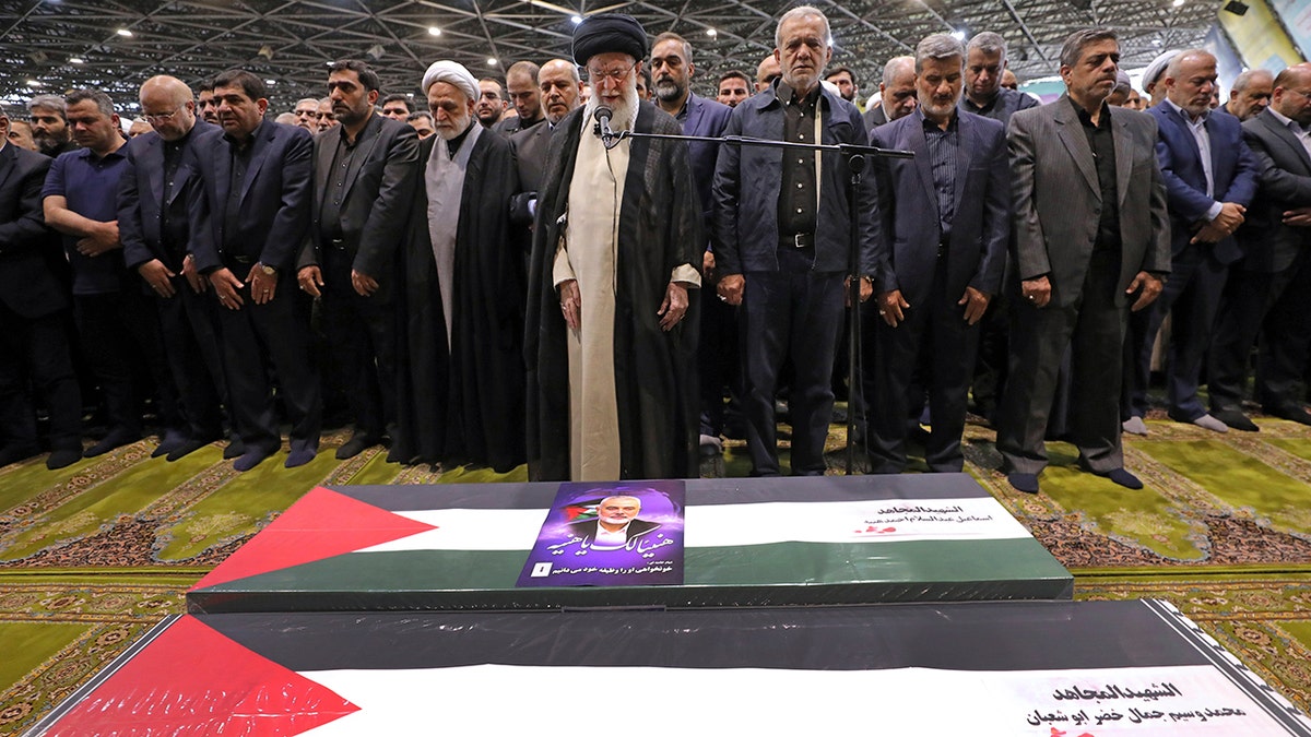 El líder iraní rinde homenaje a Ismail Haniyeh