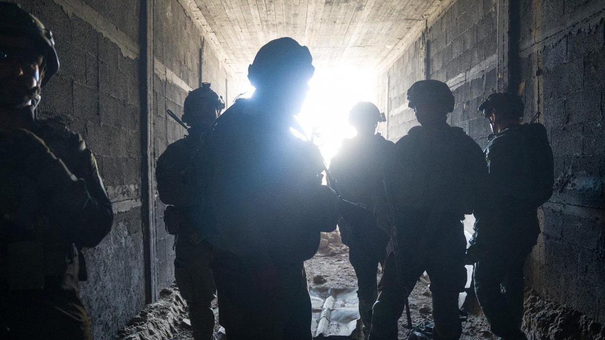 Tropas israelíes en un túnel