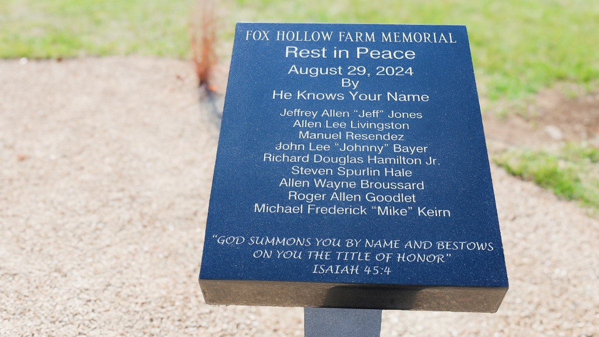 Un monumento conmemorativo enumera los nombres de las nueve víctimas identificadas de los asesinatos de Fox Hollow Farms