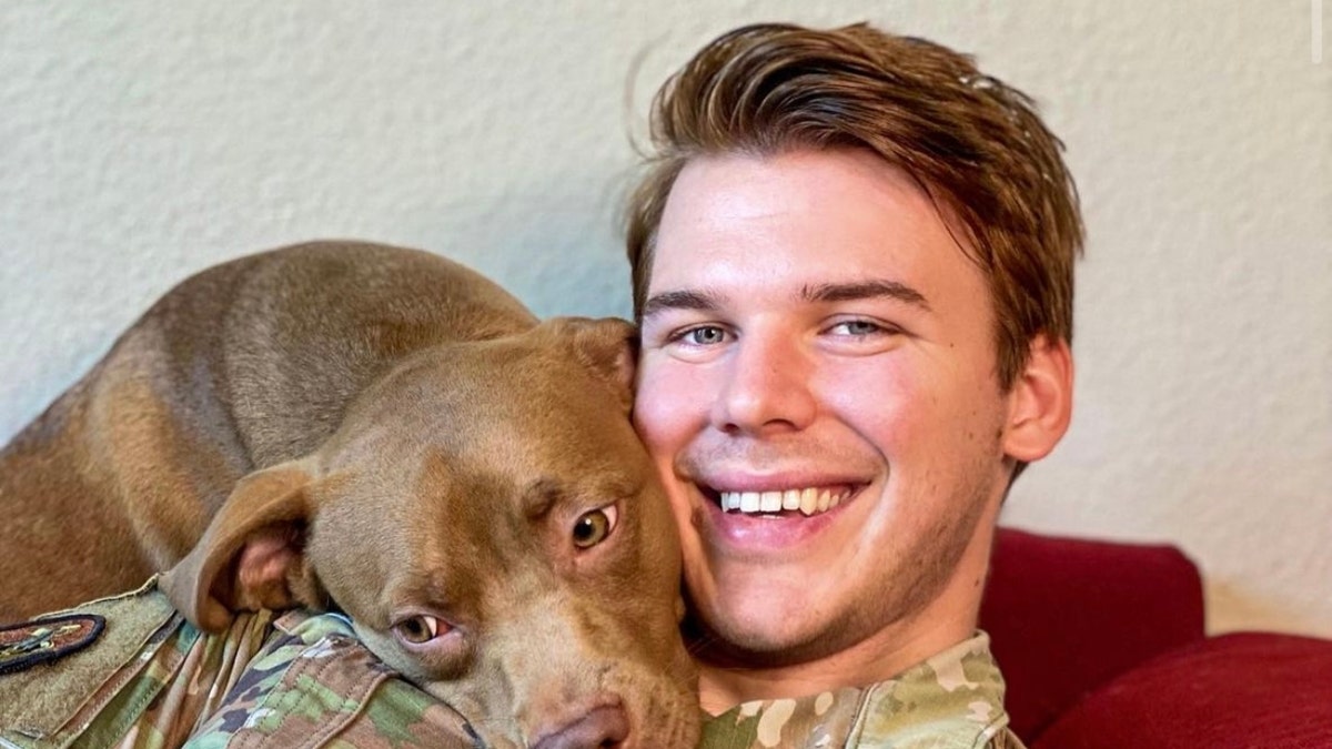 Fotos de Joseph Lopez en uniforme militar con un perro