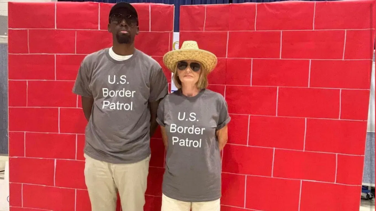 Personal con camisetas polémicas en una escuela de Carolina del Sur