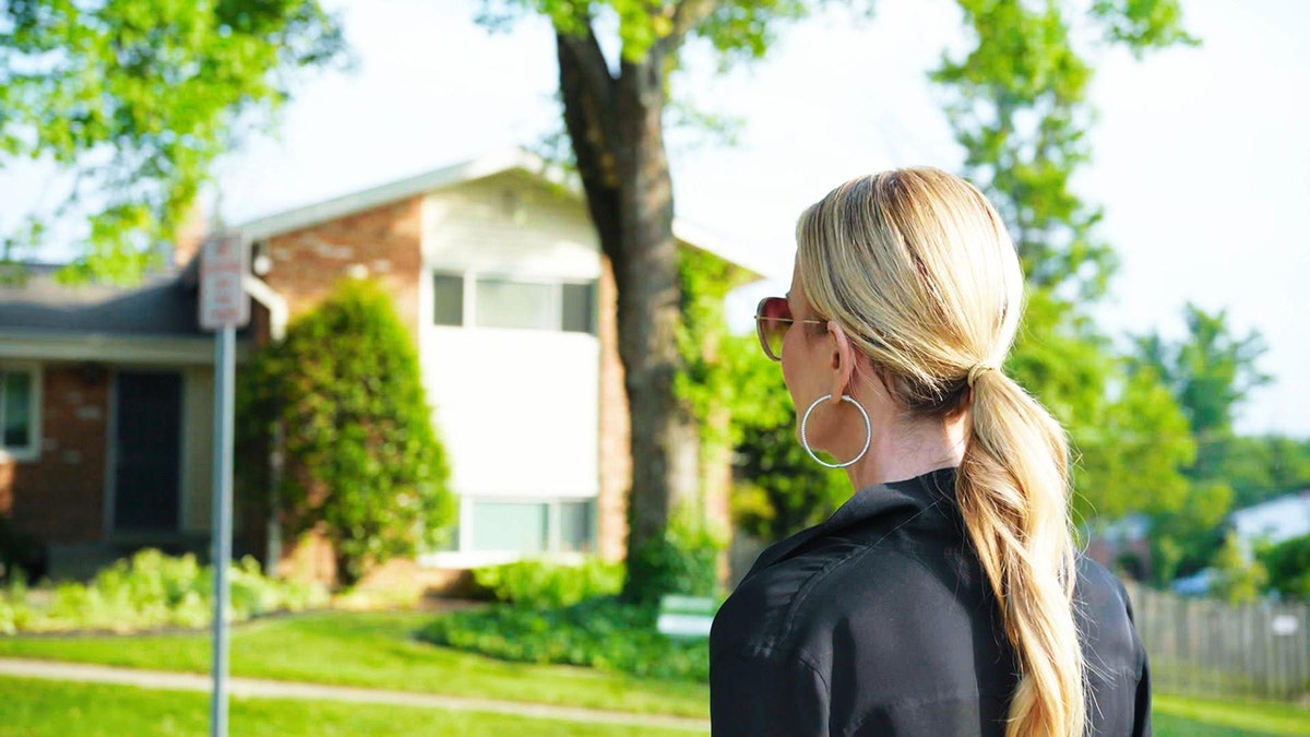 Laura Houghtelings' friend looks at her house