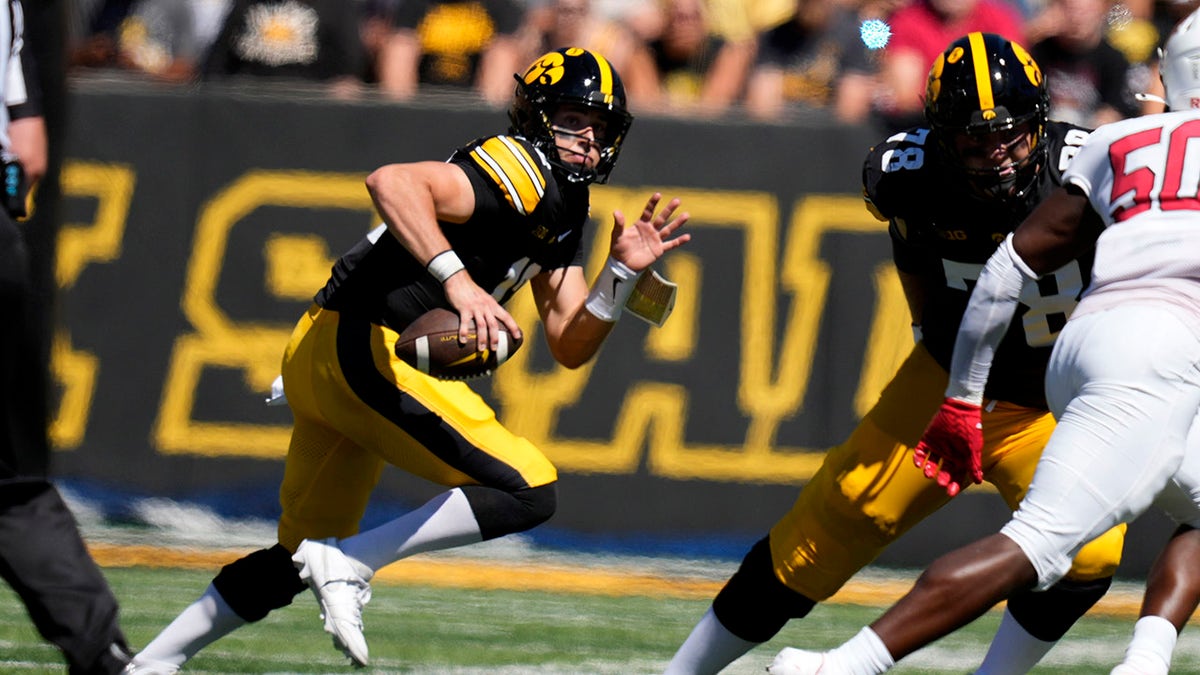 El quarterback de Iowa corre